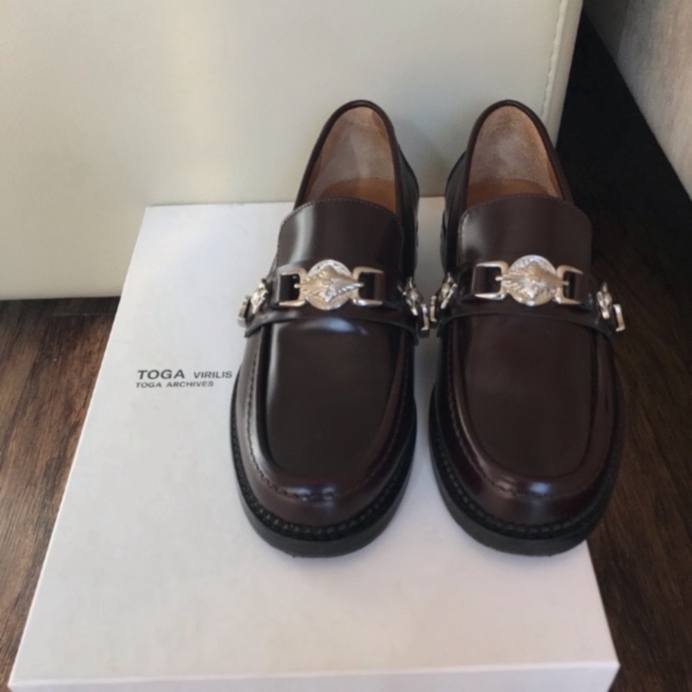 Toga Virilis polido burgundy leather loafers